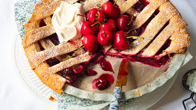 Einfaches Rezept für Haselnuss-Kirschtarte: Mit Schlagsahne obendrauf wird es extralecker!