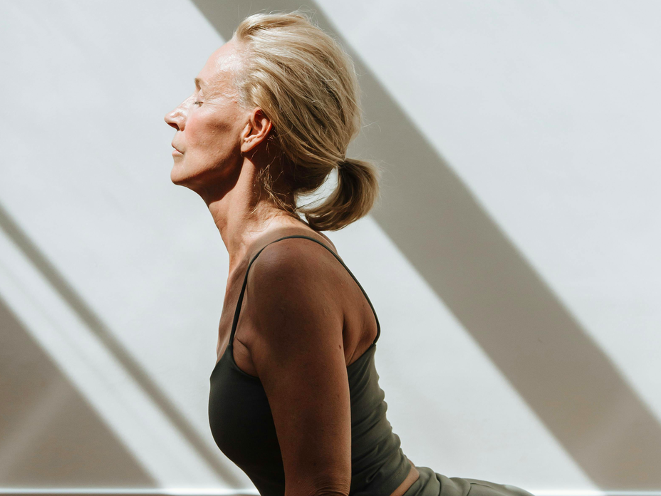Frau macht jeden Tag Yoga