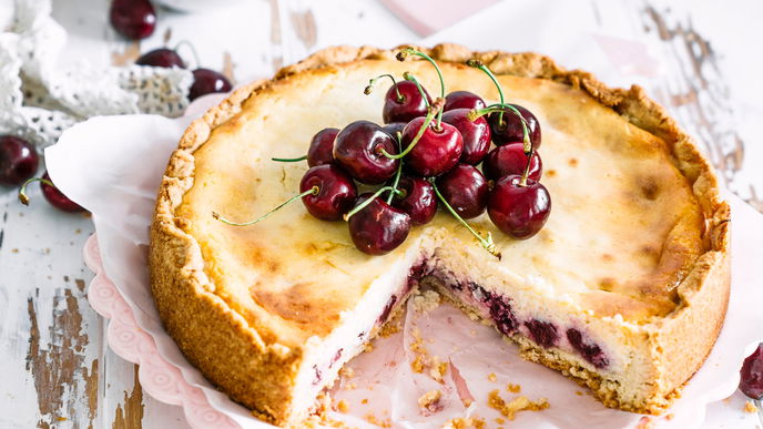 Käsekuchen mit Sauerkirschen: Unser Rezept ist eine leckere Variante des Klassikers 