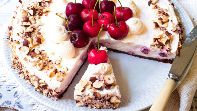Unser Kirsch-Käsekuchen gelingt ganz ohne Backen: Dieses Rezept für den Sommer ist frisch & lecker
