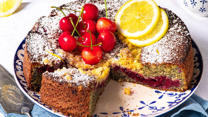 Das Rezept für den Kirsch-Mohnkuchen mit Zitronen-Streusel ist saftig & sommerlich