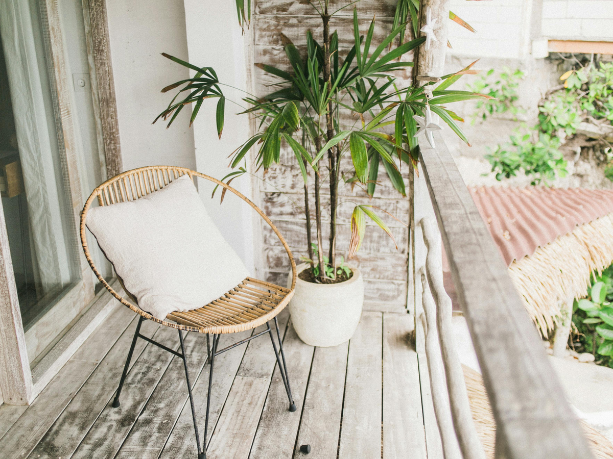 Kleinen Balkon gestalten - Balkon mit hellen Wänden