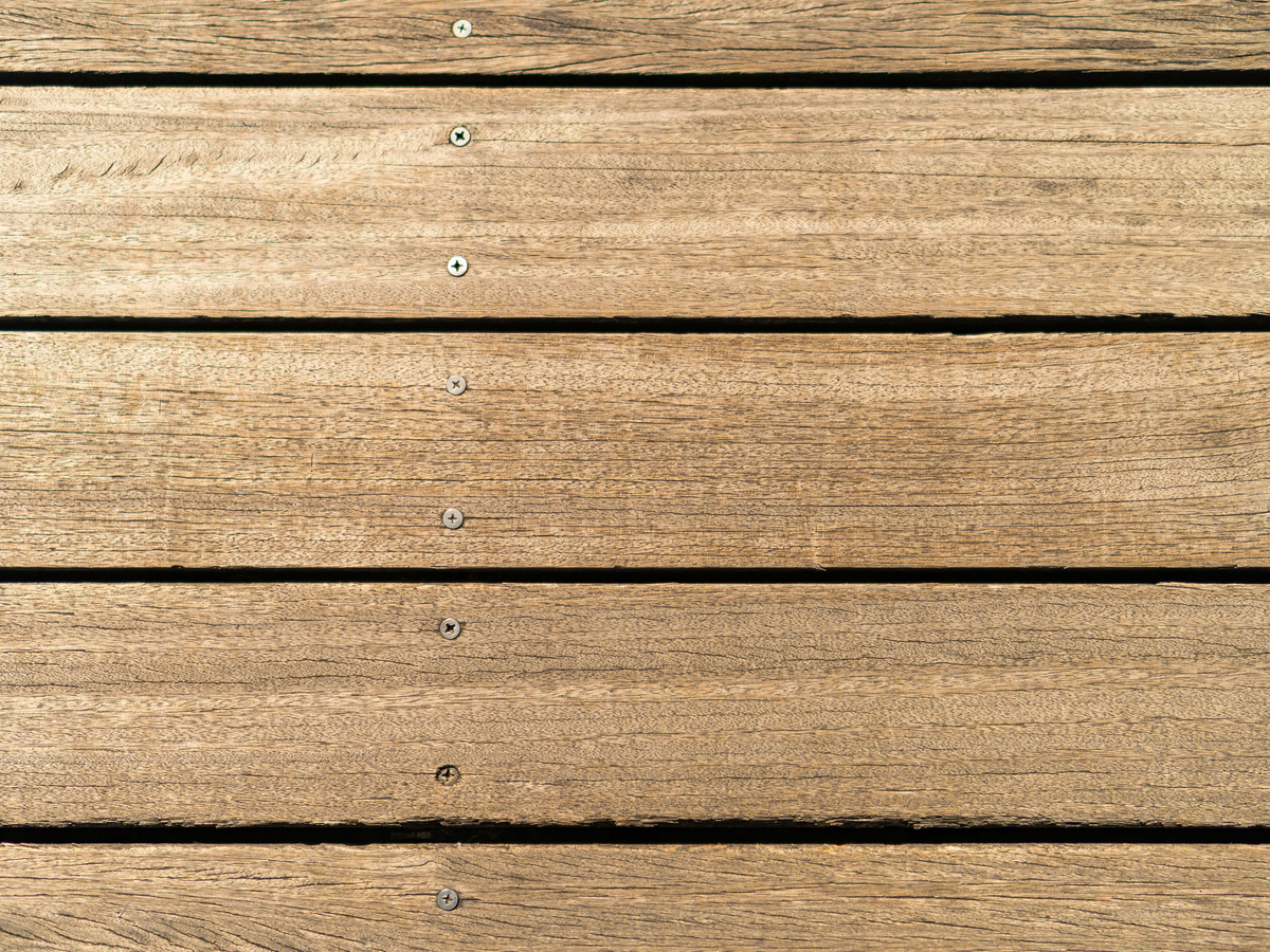 Kleinen Balkon gestalten - Holzboden