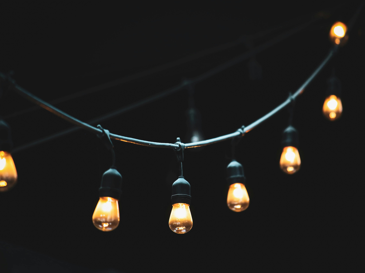 Kleinen Balkon gestalten - Lichterkette