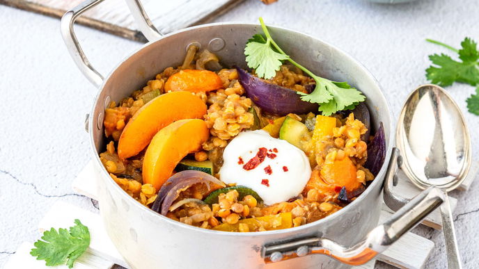Einfaches Linsen-Gemüse-Curry mit Aprikose: Dieses Rezept schmeckt immer – vor allem im Sommer!