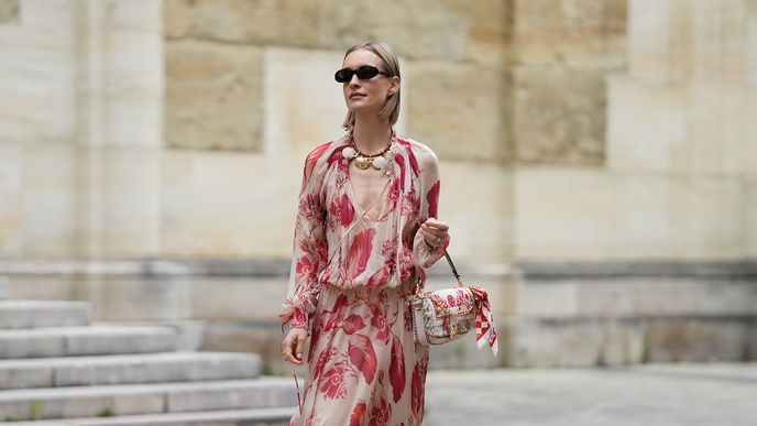 Wie aus einer Boutique auf Mallorca: Mit diesem floralen Kleid flanieren Sie stylish über die Insel