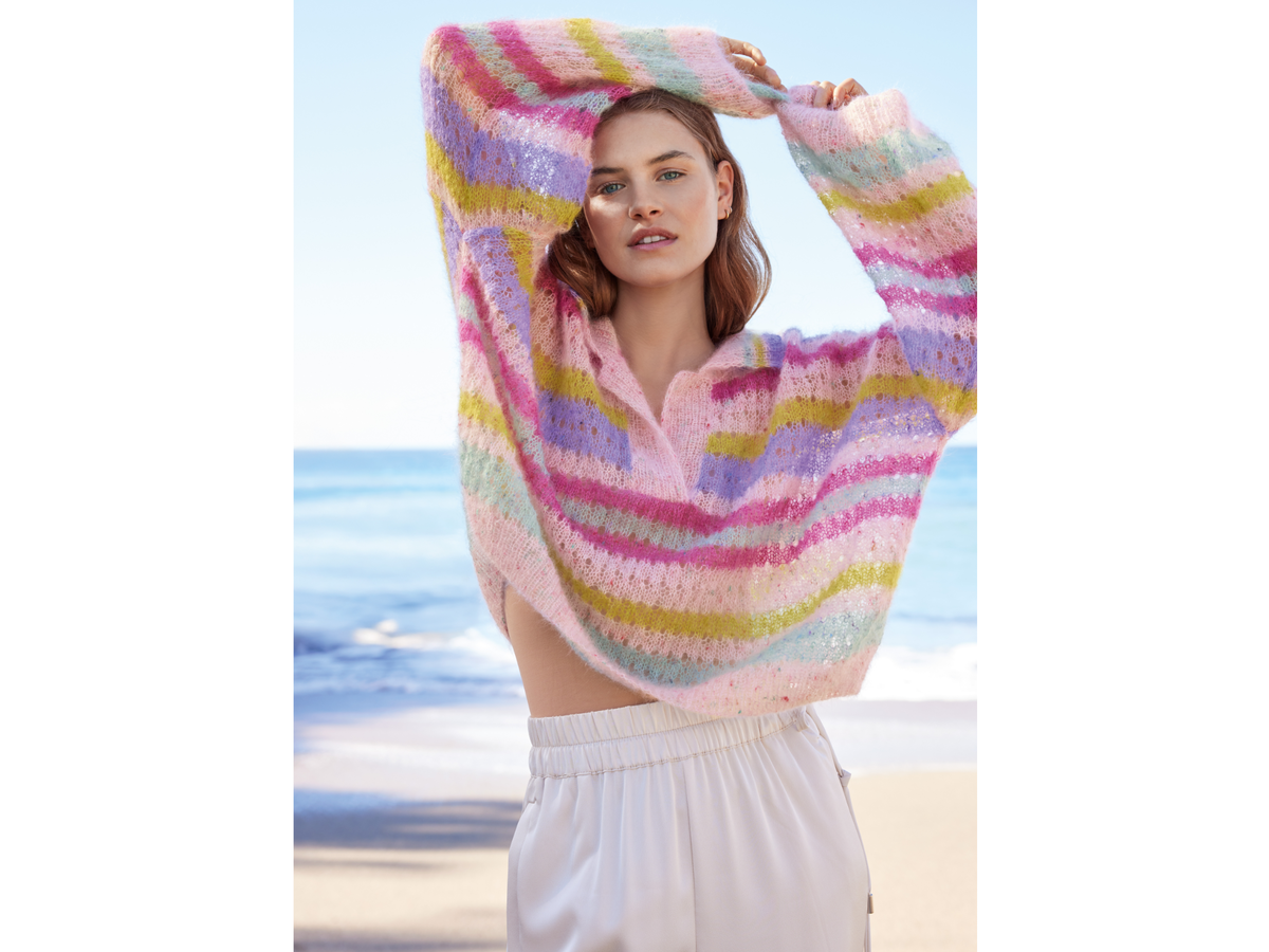 Model in Natural Superkid Tweed Pullover von Lana Grossa
