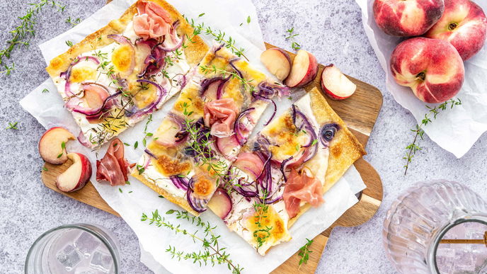 Pfirsich-Flammkuchen mit Schinken & Mozzarella: Sommerliches Rezept in nur 35 Minuten