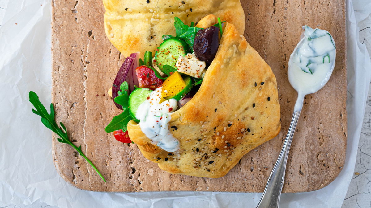 So frisch! Unsere selbstgemachten Pitas werden mit einem bunten Salat & Kräutercreme gefüllt