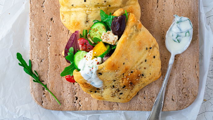 So frisch! Unsere selbstgemachten Pitas werden mit einem bunten Salat & Kräutercreme gefüllt