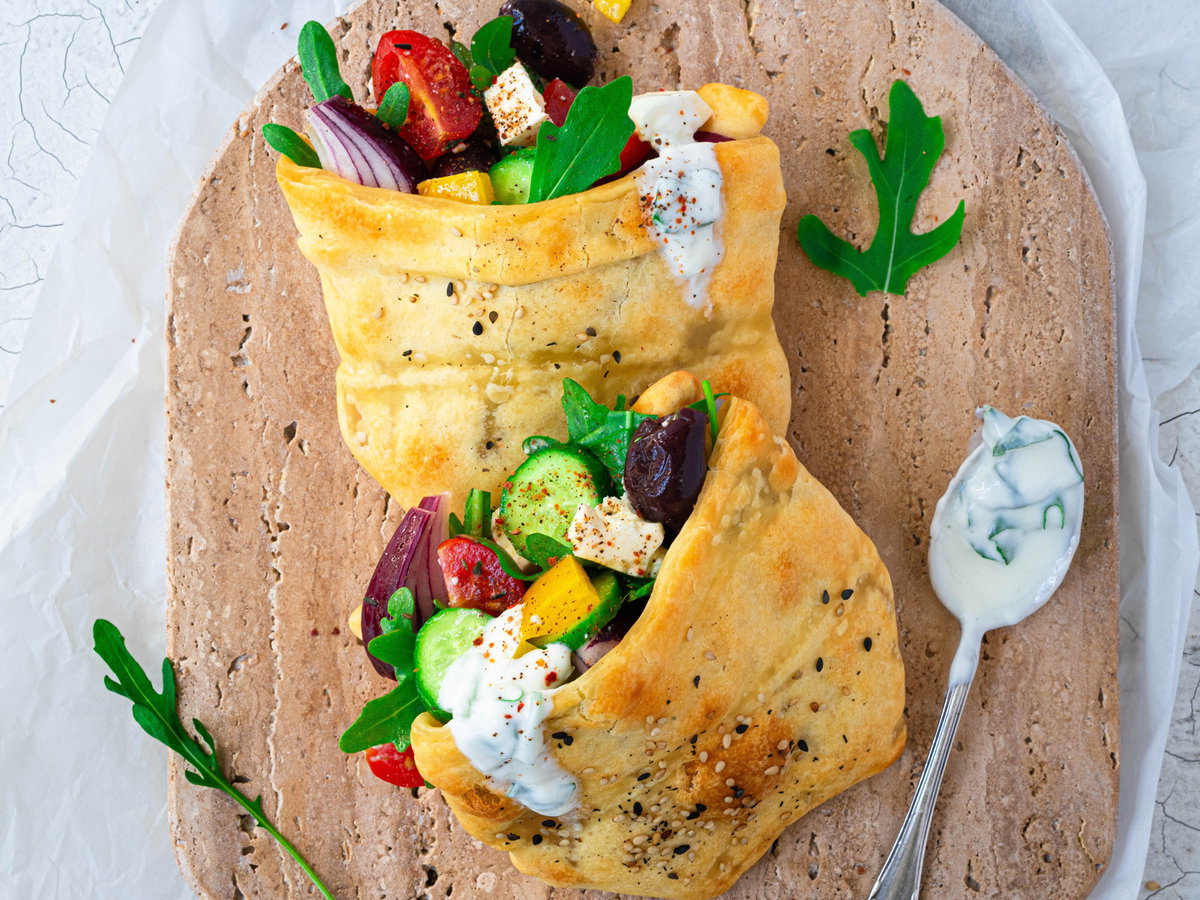Pitas mit bunter Salatfüllung & Kräutercreme