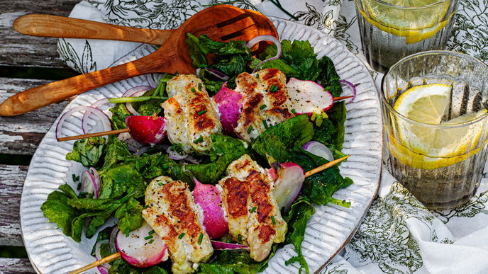 Das Grillrezept für die Radieschen-Steak-Spieße ist perfekt für das nächste Gartenfest – und gesund!