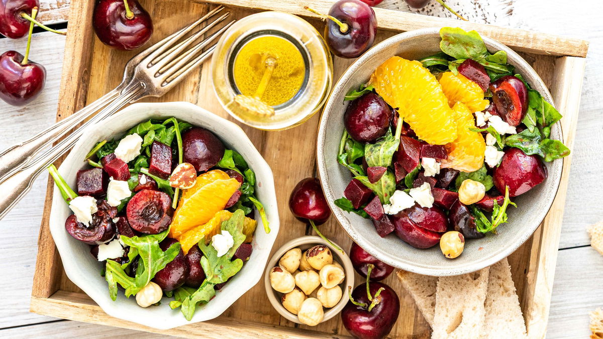 Rucola-Kirsch-Salat mit Feta & Orangen-Dressing: Schnelles Rezept für den Sommer