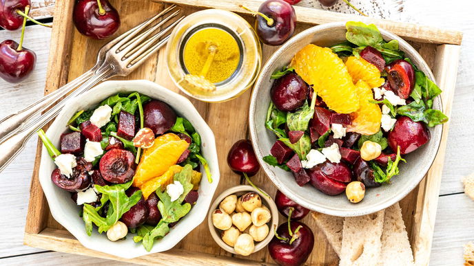Rucola-Kirsch-Salat mit Feta & Orangen-Dressing: Schnelles Rezept für den Sommer