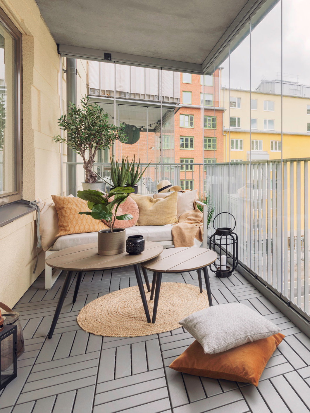 Schmaler Balkon mit hellen Möbeln