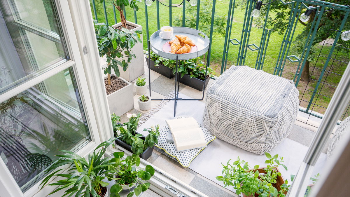 Schmalen Balkon einrichten: Mit diesen 5 Ideen wirken kleine Flächen größer & einladend