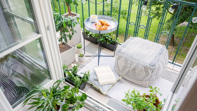 Schmalen Balkon einrichten: Mit diesen 5 Ideen wirken kleine Flächen größer & einladend