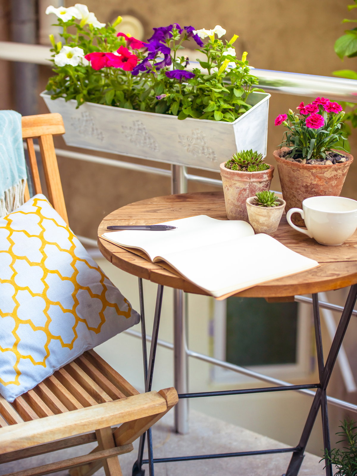 Balkon mit platzsparenden Möbeln