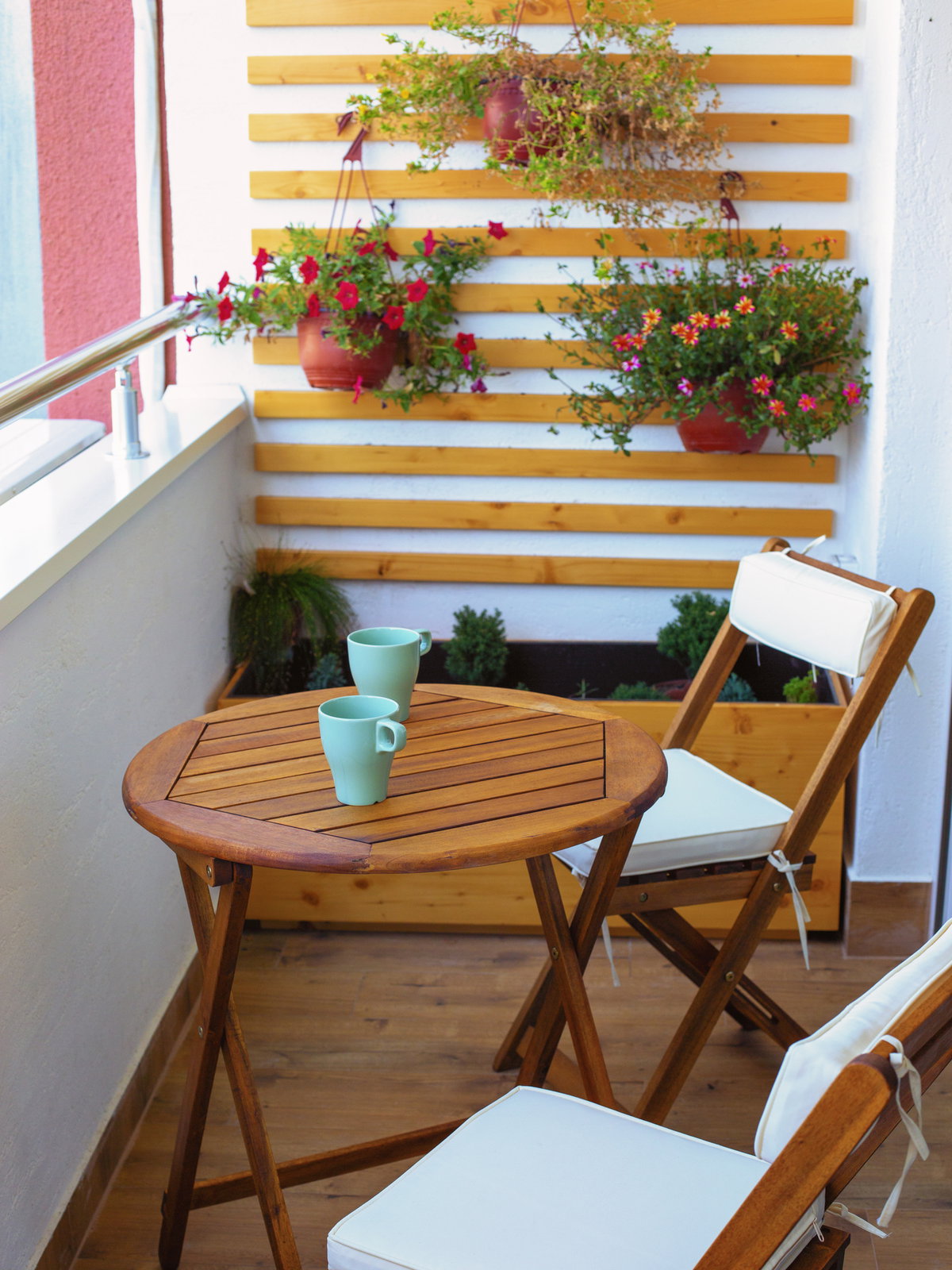 Pflanzen an der Wand auf schmalen Balkon
