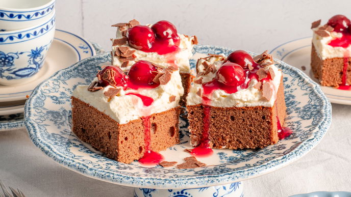 Unser Rezept für den Schwarzwälder Kirschkuchen vom Blech schmeckt besser als der Torten-Klassiker