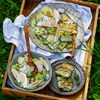 Grillrezept für Seelachs-Zucchini-Päckchen auf einem leichten Kartoffelsalat mit Joghurtdressing