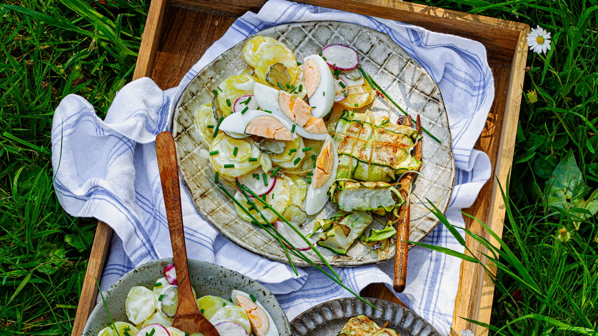 Grillrezept für Seelachs-Zucchini-Päckchen auf einem leichten Kartoffelsalat mit Joghurtdressing