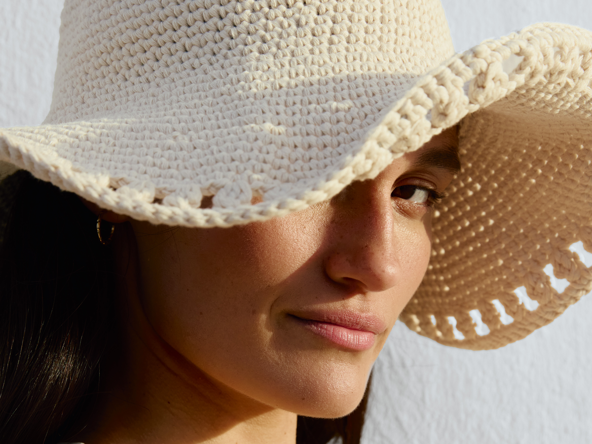 Model mit selbst gehäkeltem Hut von Lana Grossa