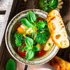 Rezept für Minestrone mit viel buntem Gemüse: Die sommerliche Suppe ist gesund, lecker & leicht