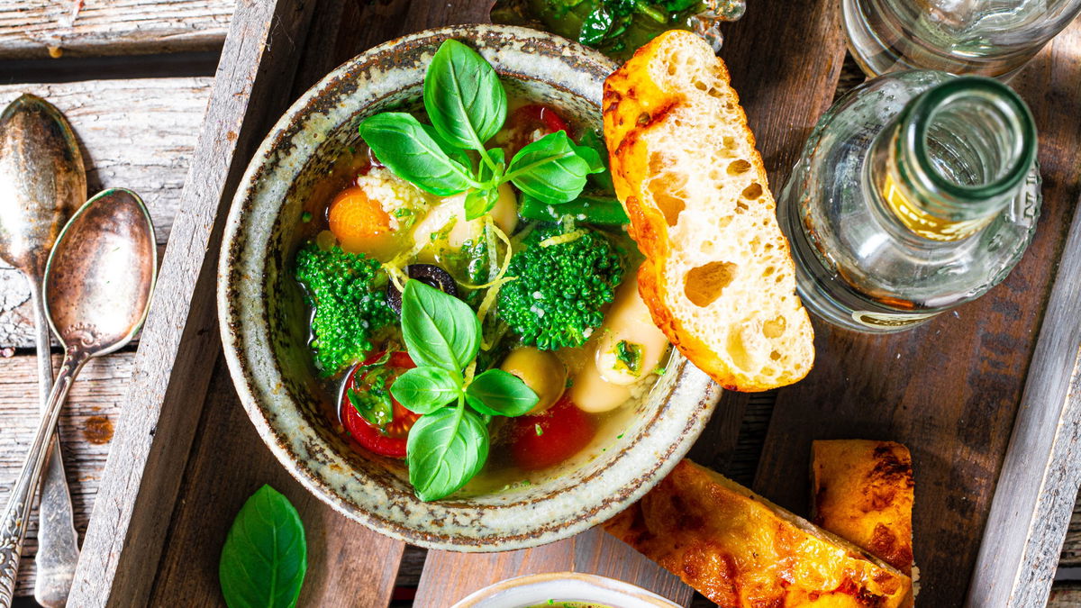 Rezept für Minestrone mit viel buntem Gemüse: Die sommerliche Suppe ist gesund, lecker & leicht