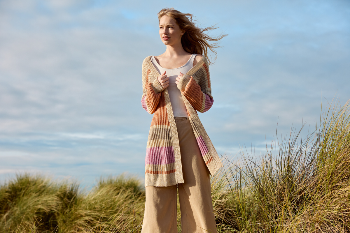 Model in sommerlichem Long-Cardigan von Lana Grossa