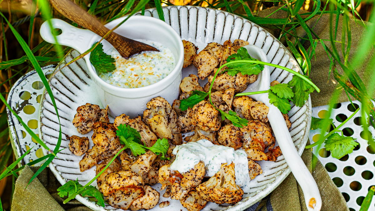 Das Rezept für den gegrillten Tandoori-Blumenkohl mit Kokos-Koriander-Raita steckt voller Aroma 
