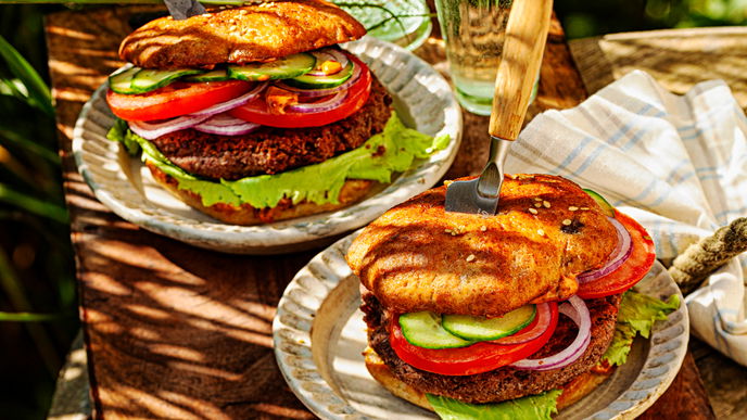 Veggie-Burger mit Bohnen-Pattie: Unser Grillrezept schmeckt nicht nur Veganern & ist richtig gesund