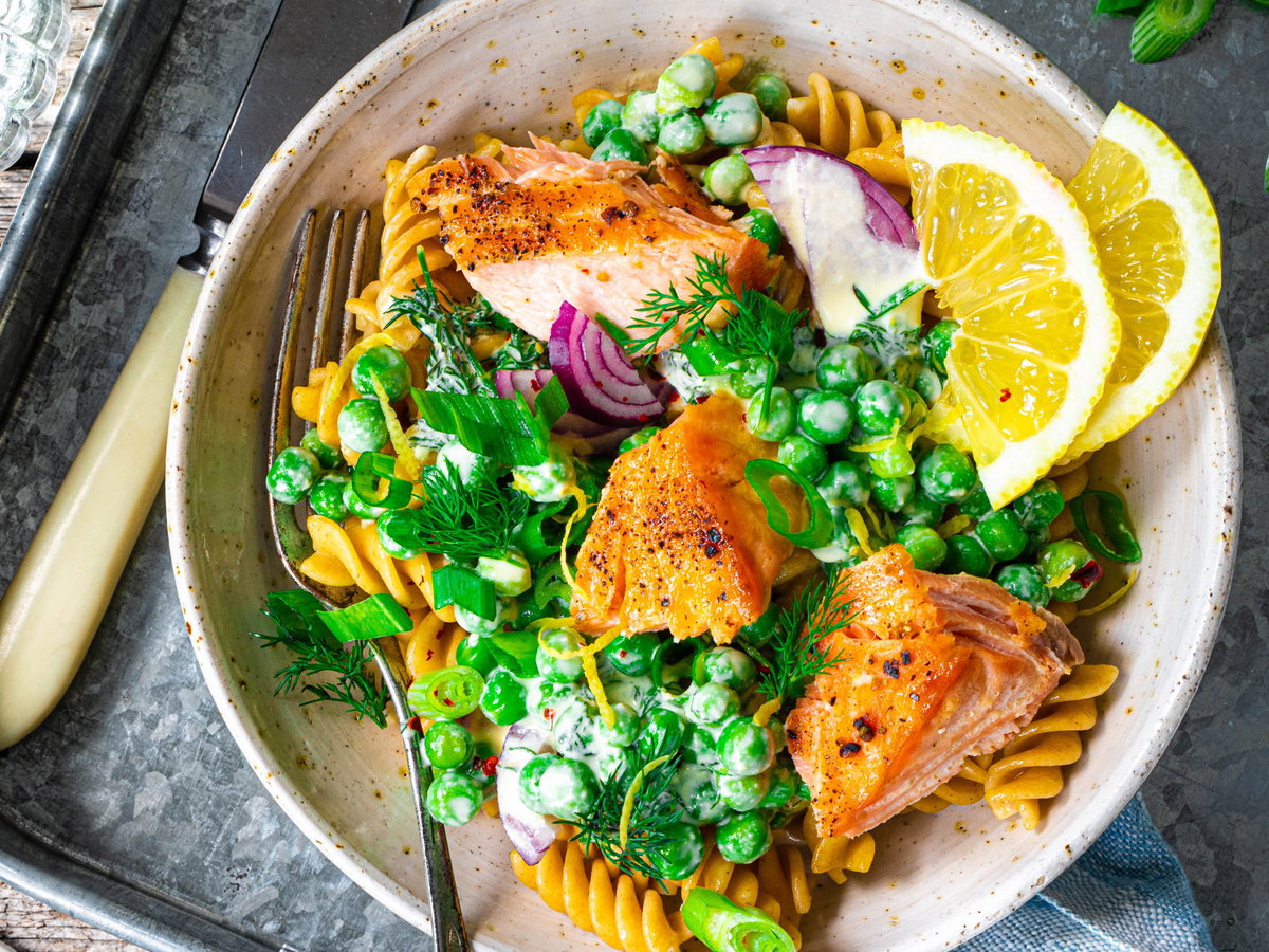 Zitronen-Pasta mit pulled Lachs