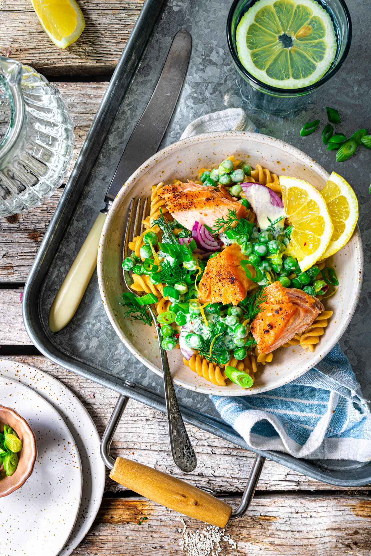 Zitronen-Pasta mit pulled Lachs