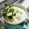 Leichtes Sommerrezept: Die Zucchini-Suppe mit Mini-Mozzarella schmeckt auch an heißen Tagen
