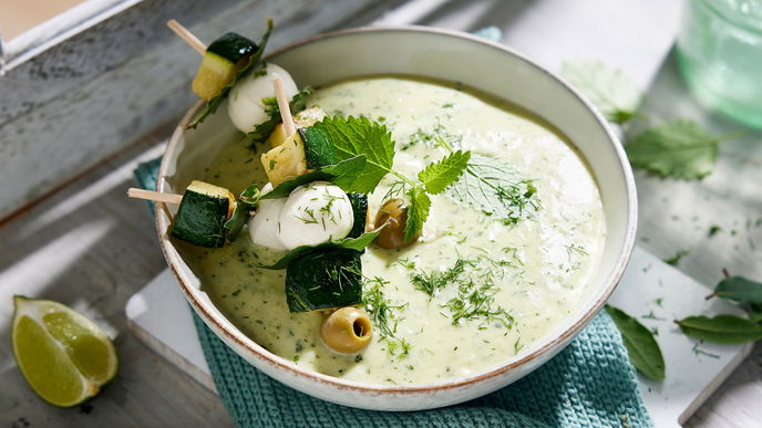 Leichtes Sommerrezept: Die Zucchini-Suppe mit Mini-Mozzarella schmeckt auch an heißen Tagen
