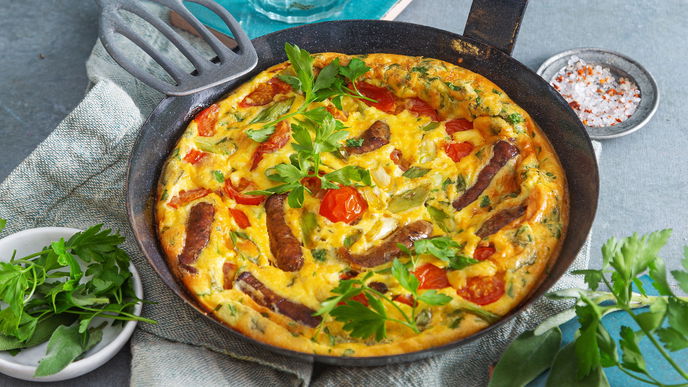 Unser schnelles Rezept für das Bratwurst-Omelett ist deftig und perfekt, wenn Sie Eier lieben