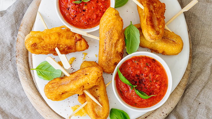 Corn Dogs mit Tomaten-Paprika-Dip: Dieses Rezept ist ein Imbiss-Klassiker aus den USA