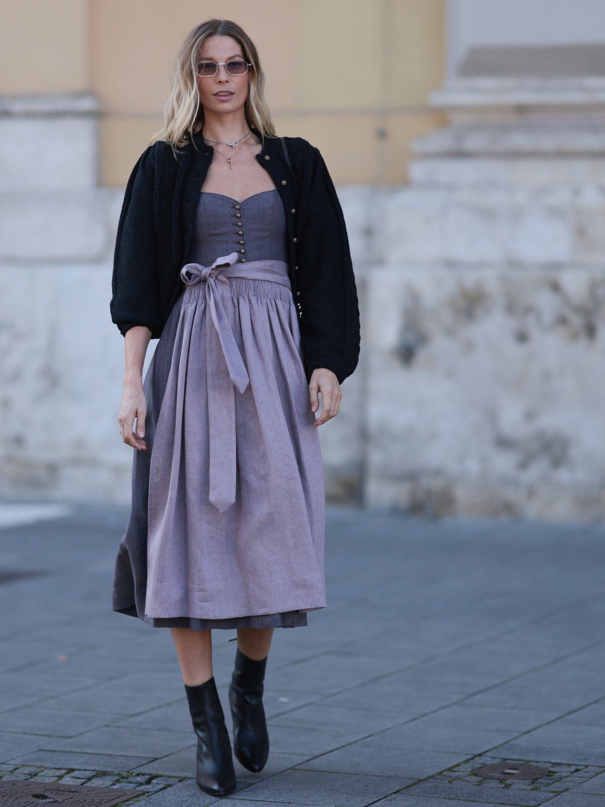 Boots zum Dirndl kombinieren Streetstyle