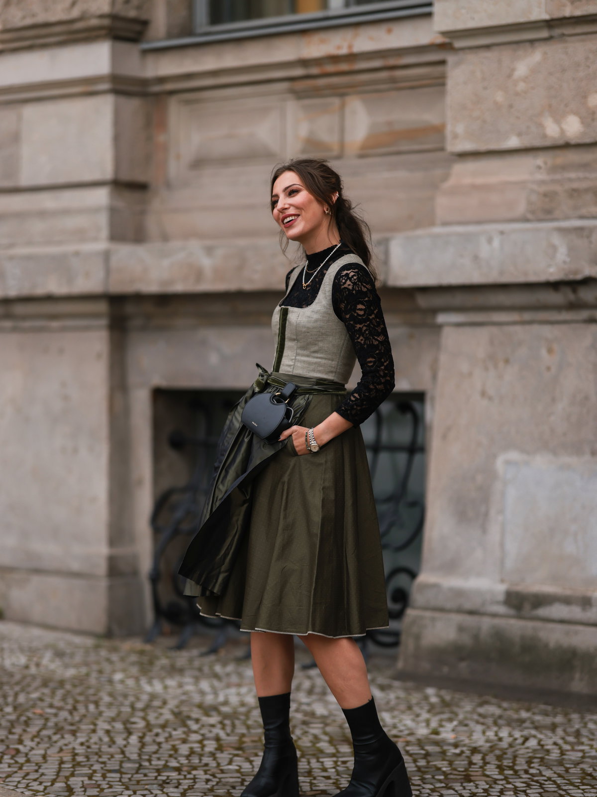 Chelsea-Boots mit Dirndl Streetstyle