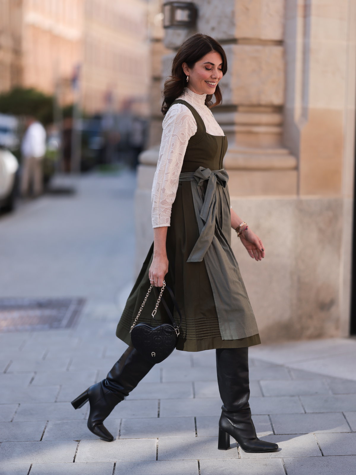 Stiefel zu Dirndl kombinieren
