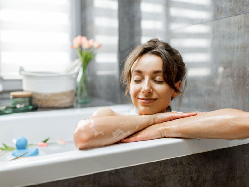 Eine Frau entspannt in der Badewanne