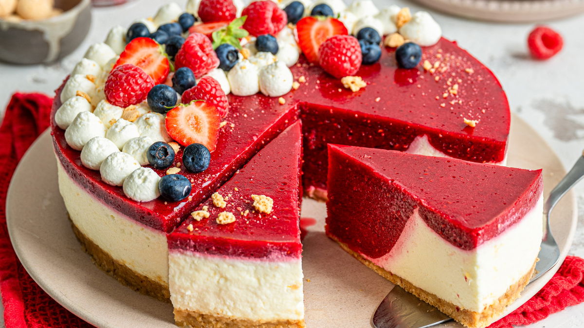 Unsere Beeren-Götterspeise-Torte ist ein absoluter Genuss – ganz ohne Backen!
