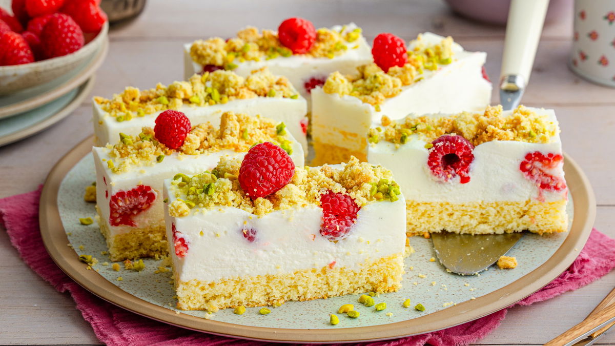 Joghurt-Himbeer-Schnitten mit Pistazien-Crumble: Unser Rezept schmeckt nach Leichtigkeit