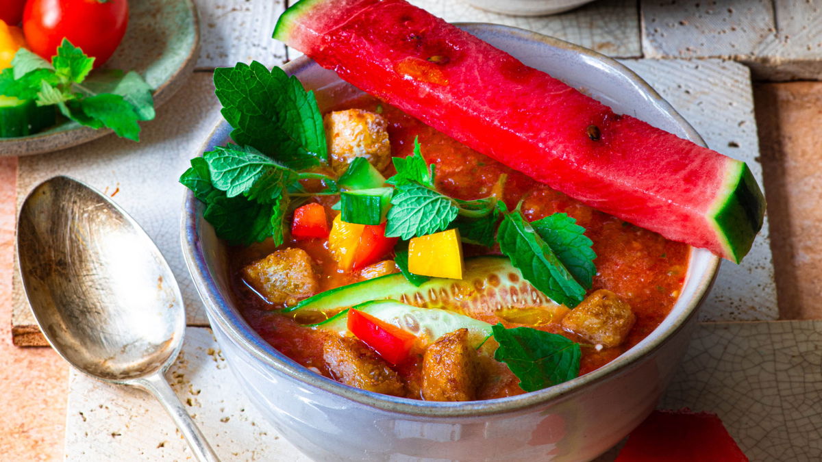 Melonen-Gazpacho mit Gemüse: Das sommerliche & leichte Low-Carb-Rezept für heiße Tage 