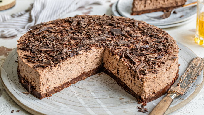 Unser Rezept für die Schokomousse-Torte wird mit Whiskey verfeinert & ist herrlich schokoladig