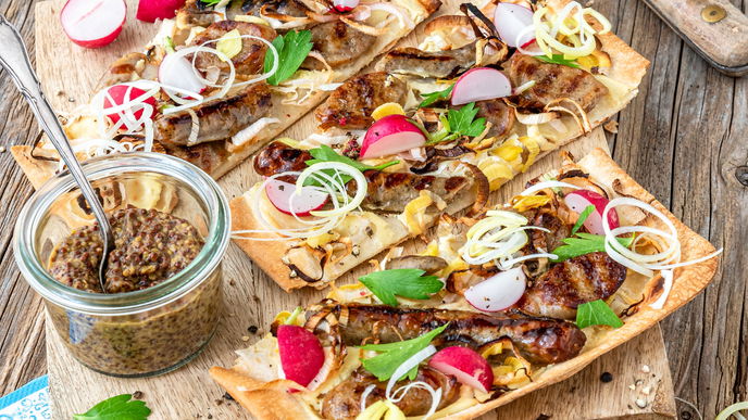 Der Wiesn-Flammkuchen mit Bratwurst ist das beste Rezept fürs Oktoberfest & in 35 Minuten fertig