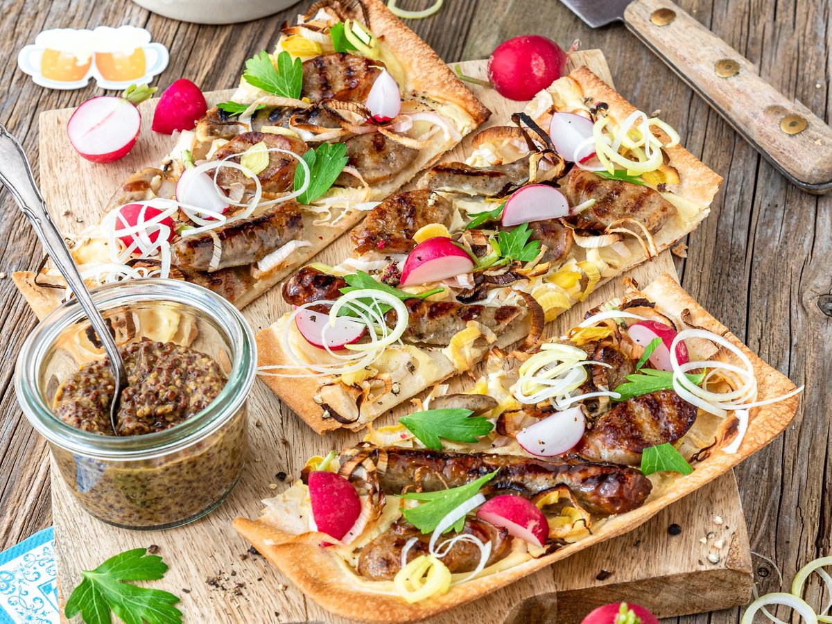 Wiesn-Flammkuchen mit Bratwurst