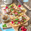 Der Wiesn-Flammkuchen mit Bratwurst ist das beste Rezept fürs Oktoberfest & in 35 Minuten fertig
