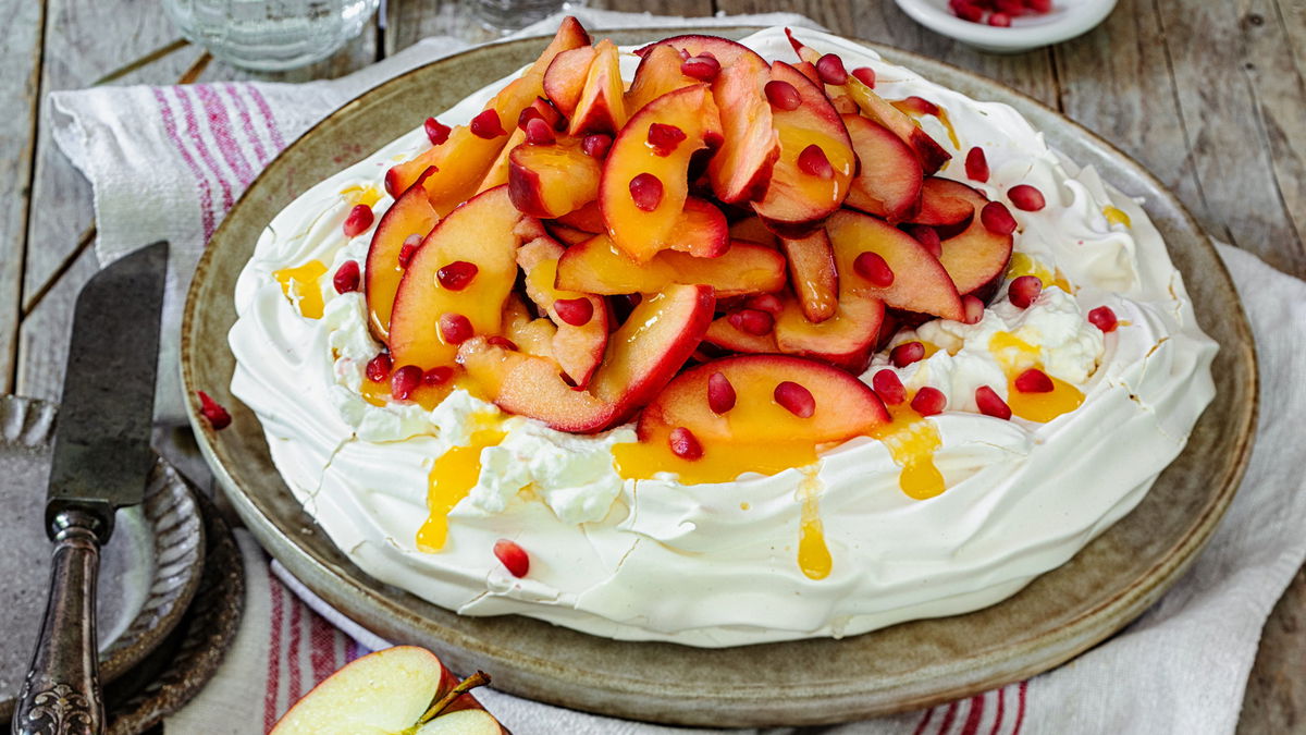 Apfel-Pavlova mit Orangensirup: Einfaches Rezept für das unwiderstehliche Dessert mit Sahnefüllung